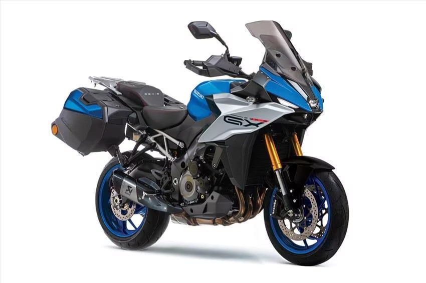 <div class='descrGalleryTitle'>4.	Suzuki GSX-S1000GX</div><div class='descrGalleryText'><p>È la <b>gemella “rialzata” </b>della GSX-S1000GT, in sostanza una crossover che sfrutta la medesima piattaforma, con l’aggiunta di qualche chicca elettronica. Motore e parte della ciclistica, telaio e forcellone sono entrambi in alluminio, sono gli stessi della GT, ma cambiano le sospensioni che hanno maggiore escursione (l’altezza sella cresce da 801 a 845 mm) e l’impostazione generale di guida, più distesa e <b>simile ad una maxi enduro</b>. La GSX-S1000GX è poi dotata di piattaforma inerziale a 6 assi con ABS e traction control cornering, ma soprattutto, a differenza della GT, prevede <b>sospensioni elettroniche semiattive SAES (</b>Suzuki Advanced Electronic Suspension) marchiate Showa EERA. L’impianto frenante è da moto sportiva, con pinze radiali Brembo e dischi da 310 mm. Il peso è leggermente superiore alla GT: siamo a 232 kg contro 226. Rispetto ad altre 1000 di questo genere ha una ergonomia compatta, ma protegge bene. Prezzo di 17.790 euro per una moto davvero molto versatile.</p>
</div>